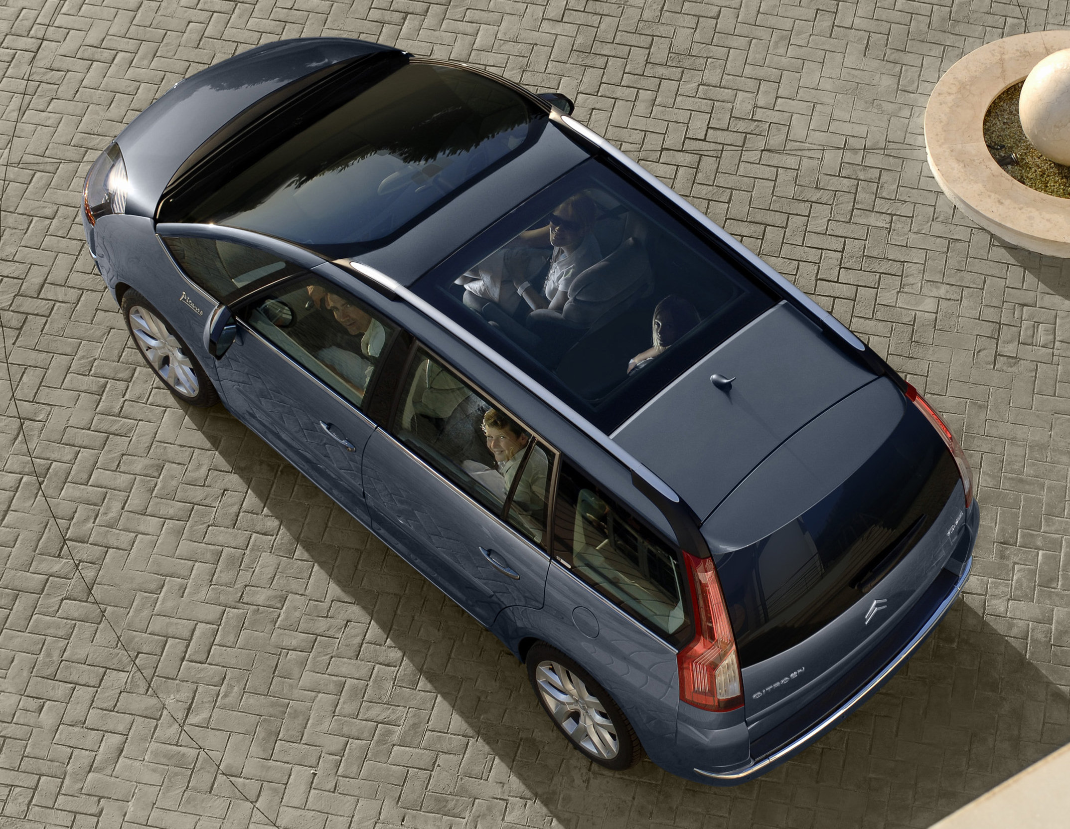 
Vue du dessus, cette Citron C4-Picasso rvle toute son originalit, avec ce pare-brise panoramique remontant bien au-dessus de la tte du conducteur et lui procurant une luminosit et une visibilit exceptionnelle. Comme sur la C4 berline, le tot panoramique ne se prolonge pas jusqu' l'arrire du vhicule.